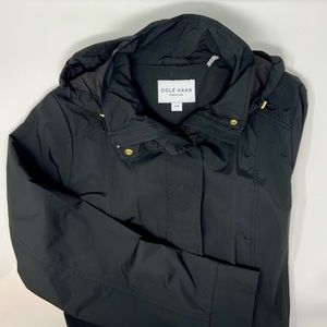 NWT Cole Haan Signature rain jacket - Size L - black - brass details - packable